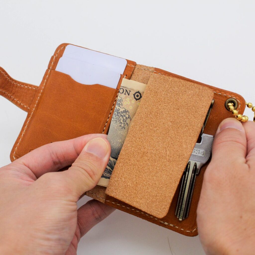 隠しポケットにはお札やカードの収納が可能