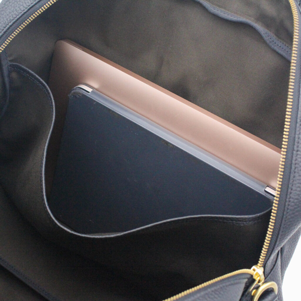 内ポケット(大)にはPCも収納可能