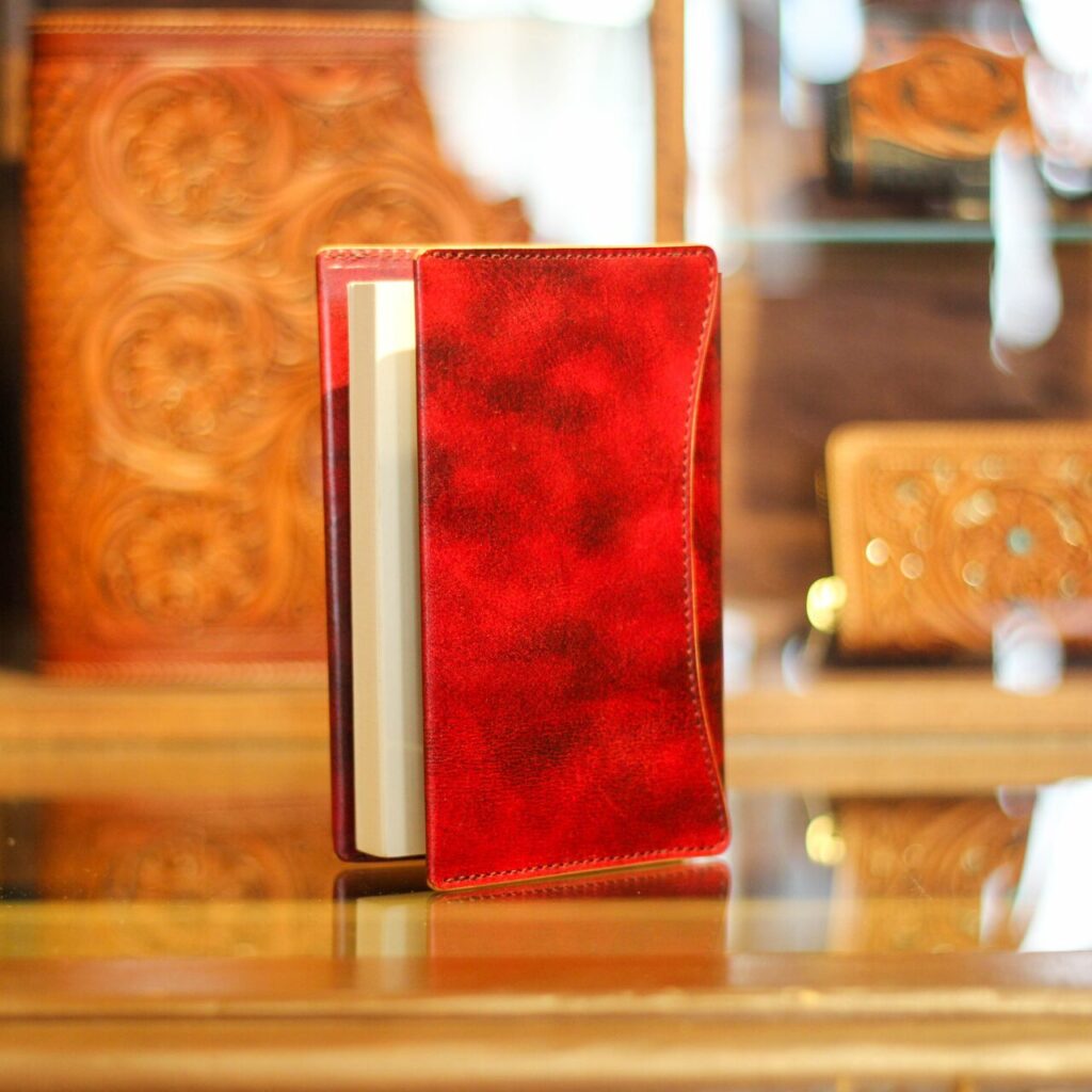 ブックカバー「OLIVE」アンティークレッドの店内撮影画像