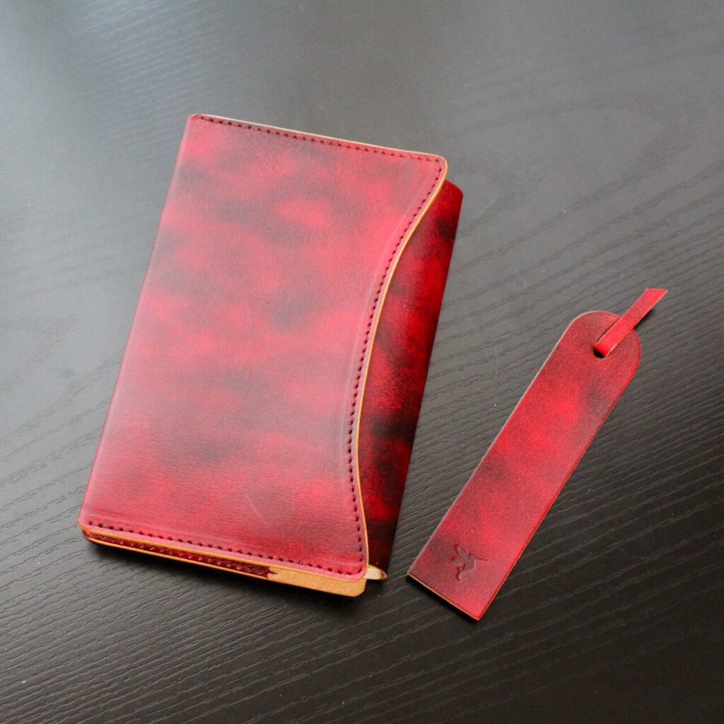 ブックカバー「OLIVE」アンティークレッド。同色の栞もセット。