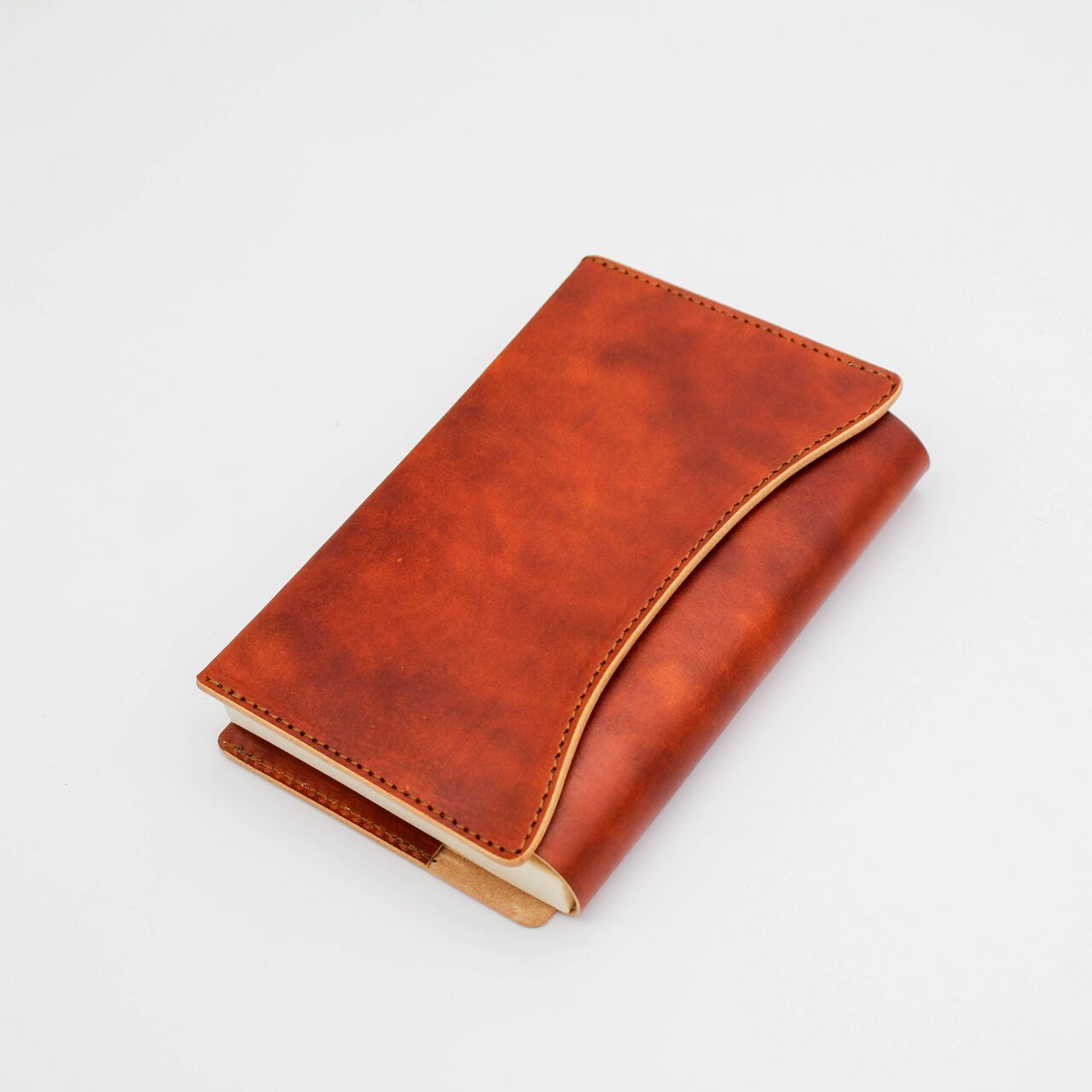 ブックカバー「OLIVE」を約300ページの本に装着した様子