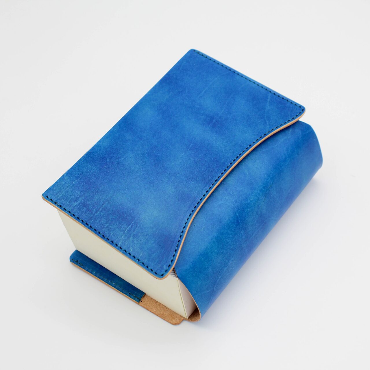 ブックカバー「OLIVE」を1000ページ超の本に装着した様子。しっかりと本にフィットして装着ができています。