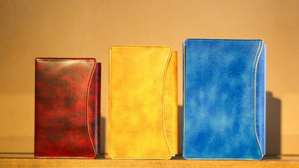 文庫本・新書・単行本の3サイズのブックカバー OLIVE が並んでいる様子