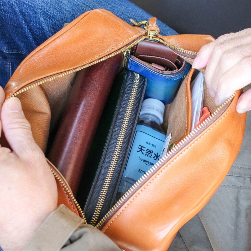 長財布や500mlペットボトルがしっかり入る充実の容量