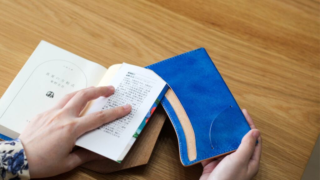 本革ブックカバー「OLIVE」ブルーを本に装着する際の様子。セパレート式だから装着しやすい。
