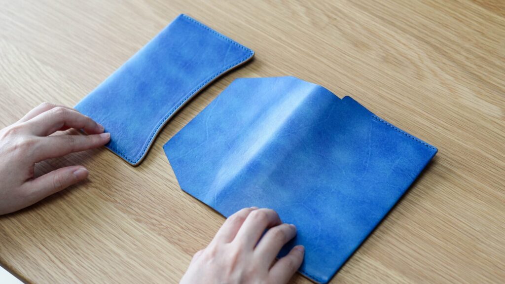 ブックカバー「OLIVE」のパーツ。表紙部分をカバーする小パーツと、裏表紙から表にかけてカバーする大パーツの2つのパーツで構成されている。