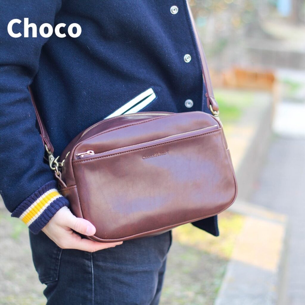 栃木レザーを贅沢に使用。カラーはチョコ