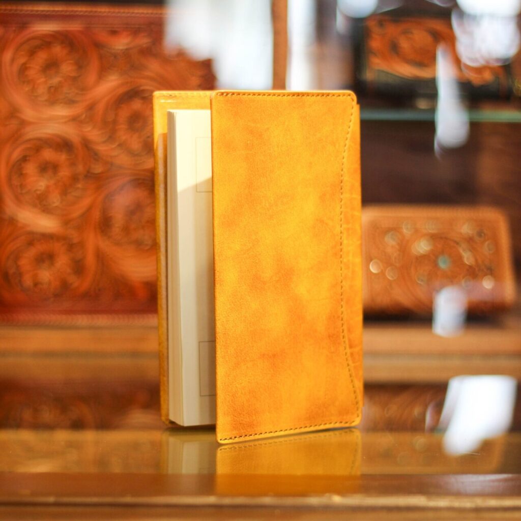 ブックカバー「OLIVE」アンティークイエローの店内撮影画像