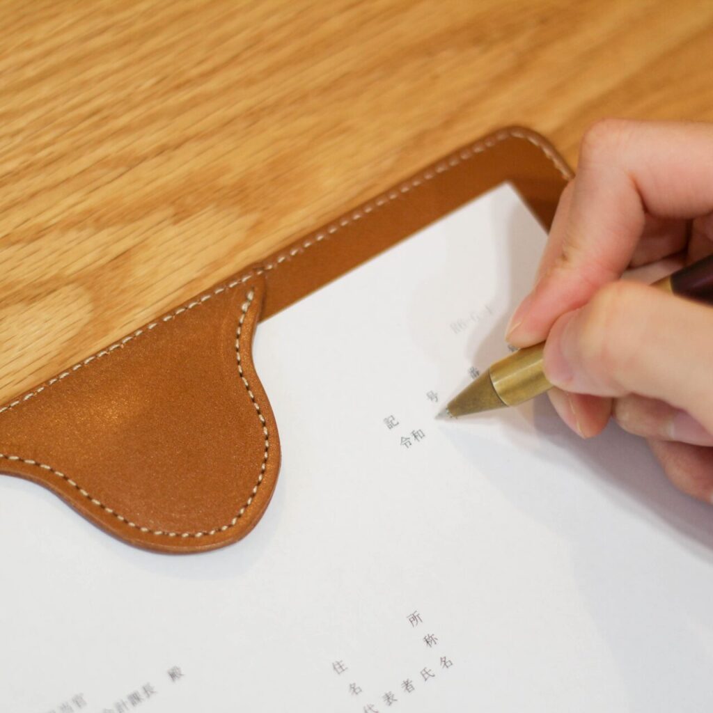 バインダー面はマグネットで書類を固定するので操作も簡単