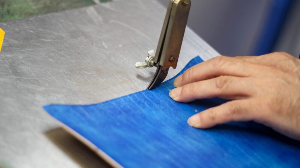 念入れの様子。見栄えだけでなく耐久度も高める工程。