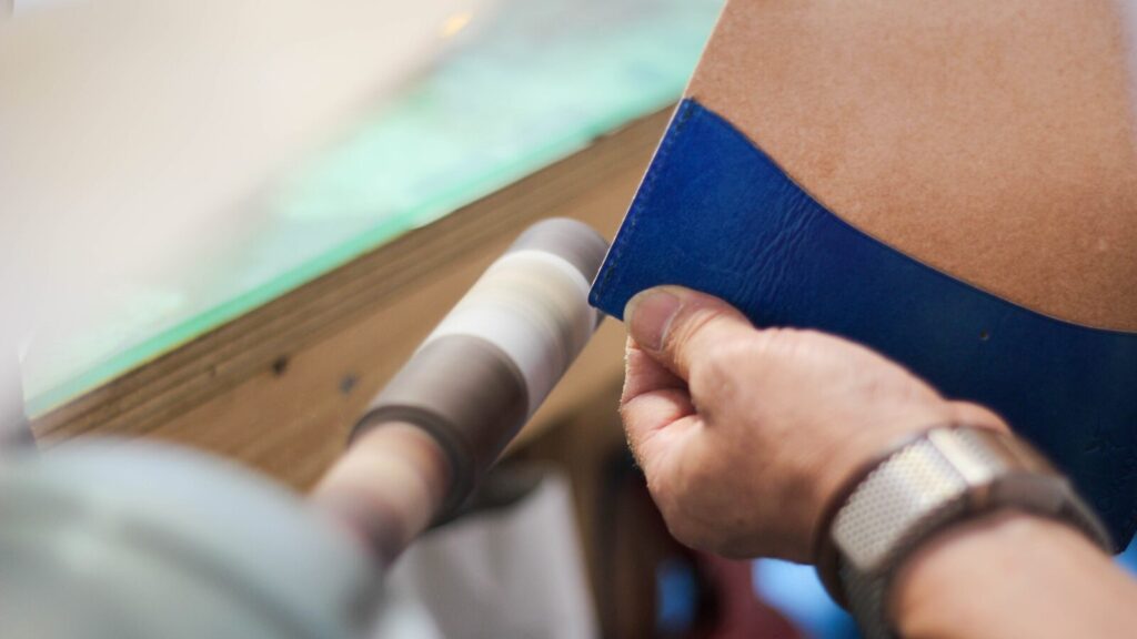 コバ処理。革の断面を美しく、手触りも良くする大事な工程。