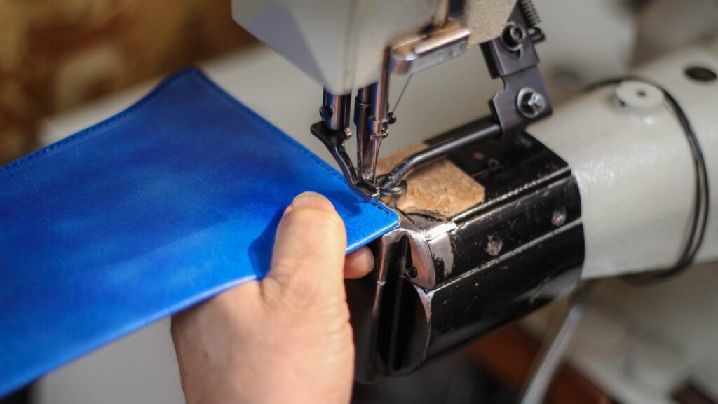 ミシンでの縫製の様子。国内工房にて職人が一点ずつ製作しています。