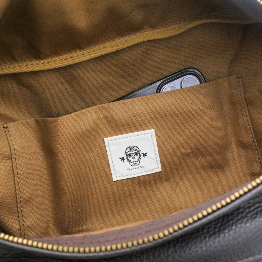 中には内ポケットもあってスマホや小物の収納に便利