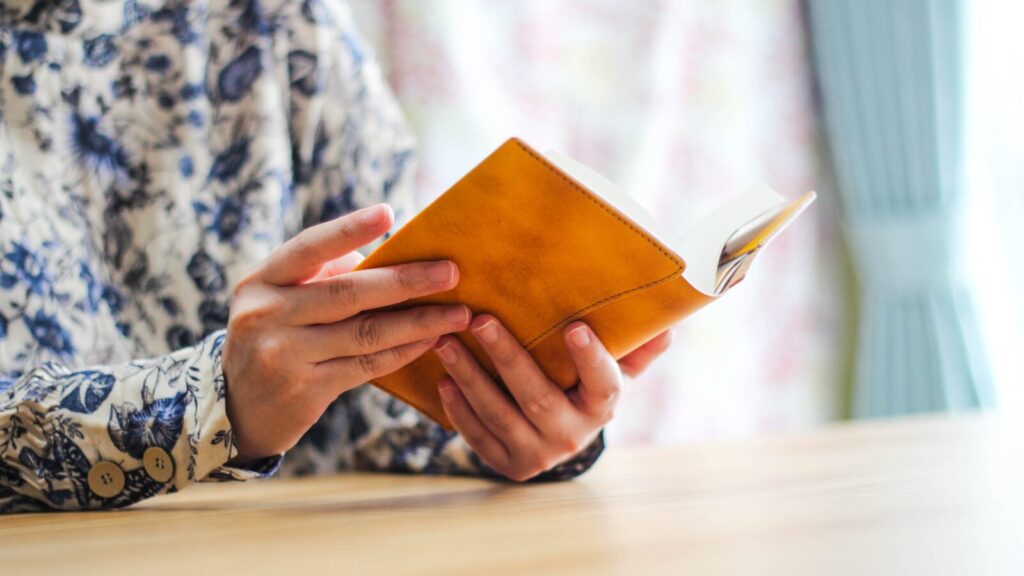 本革ブックカバー「OLIVE」を装着して本を読む様子。