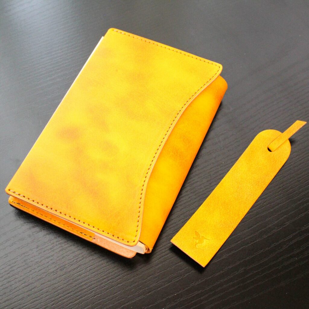 ブックカバー「OLIVE」アンティークイエロー。同色の栞もセット。