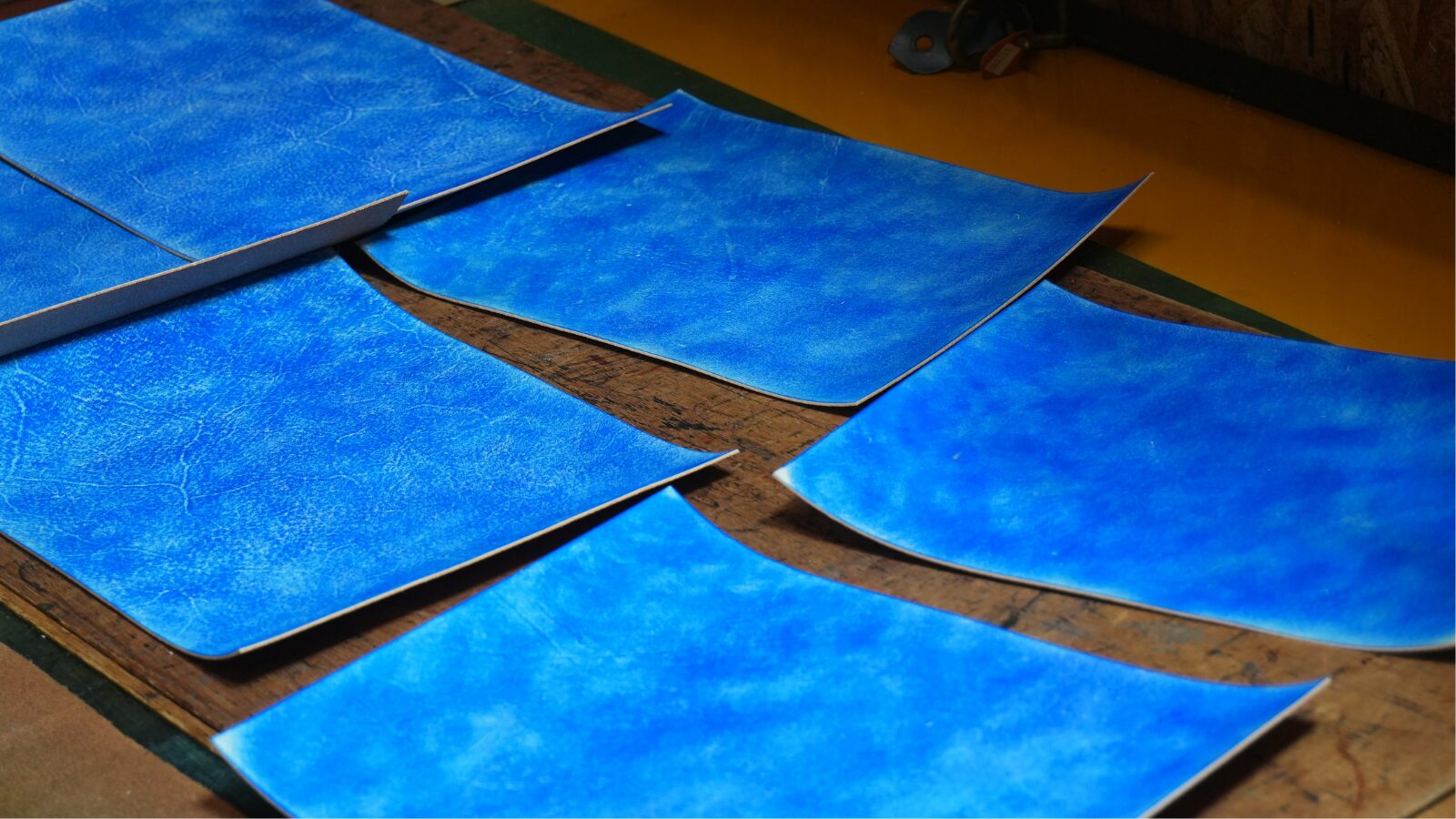 手染めされた革が並んでる様子。革の個性と手染めにより、一点ずつが異なった美しい仕上がりに。