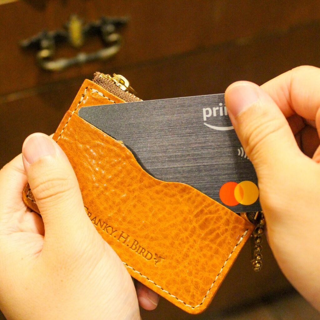 前面はカードポケット。3枚程度は余裕で入ります。