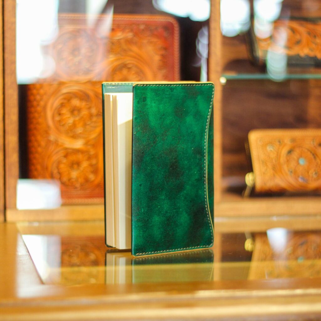 ブックカバー「OLIVE」アンティークグリーンの店内撮影画像