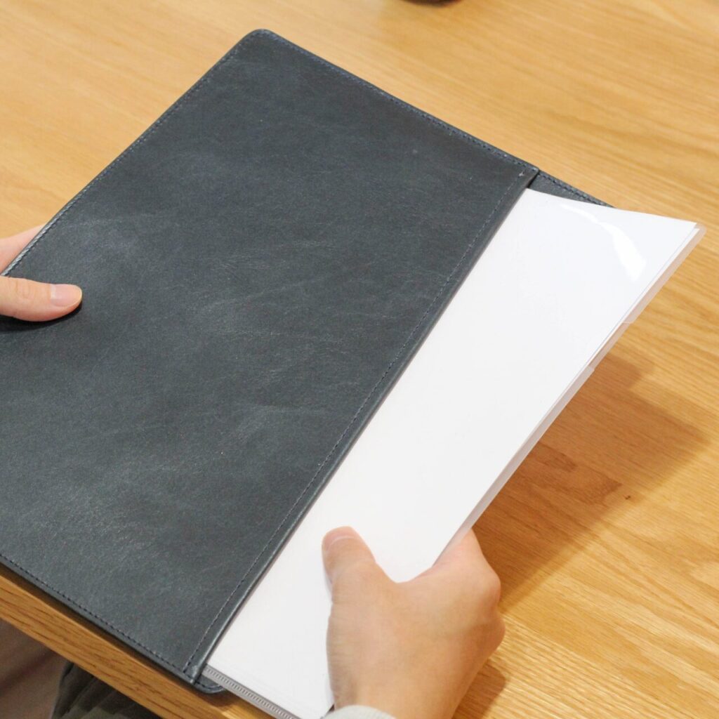 ファイル面は斜めの切り口で中身が確認しやすい仕様