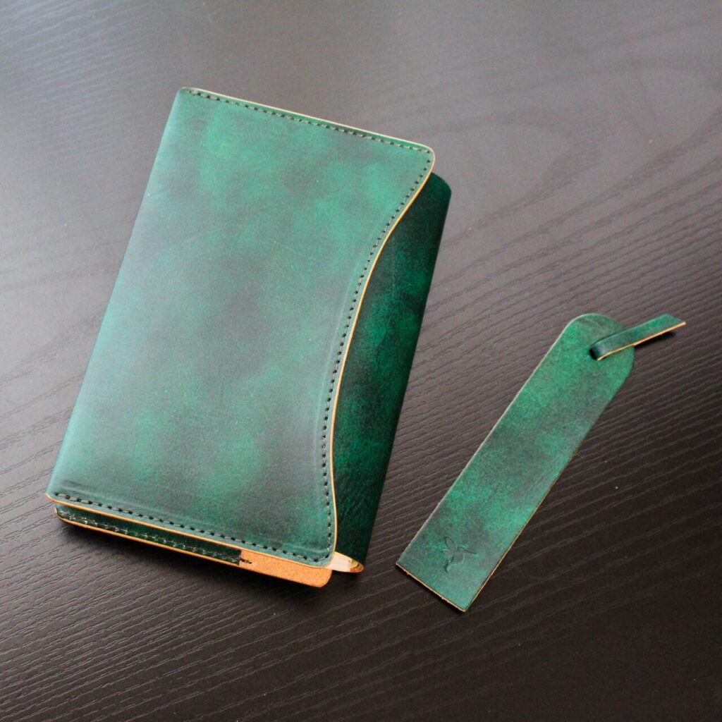 ブックカバー「OLIVE」アンティークグリーン。同色の栞もセット。