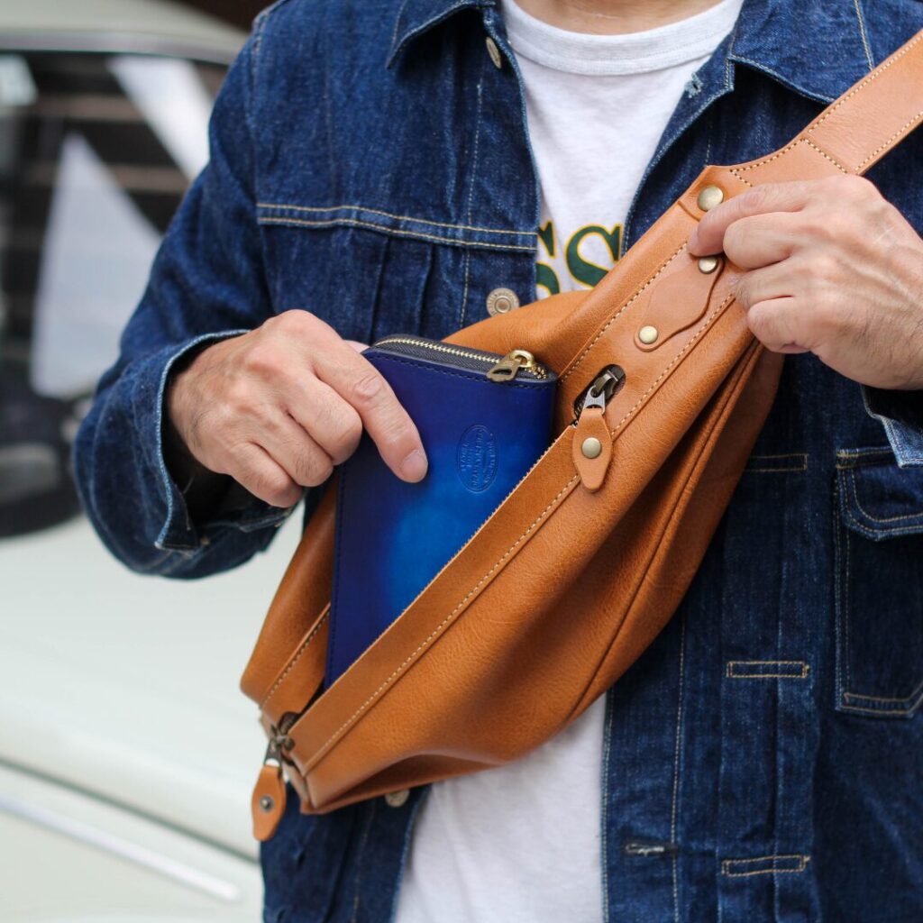 長財布の収納もできる縦型でスタイリッシュなボディバッグ