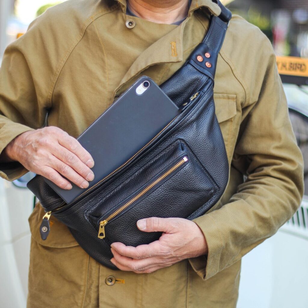 13インチタブレットも収納できるワイドなボディが特徴