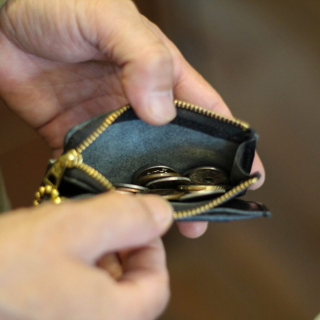 側面にはファスナー付き小銭入れ。自販機や駐車駐輪の清算など、小銭が必要な場面でまだまだ活躍。