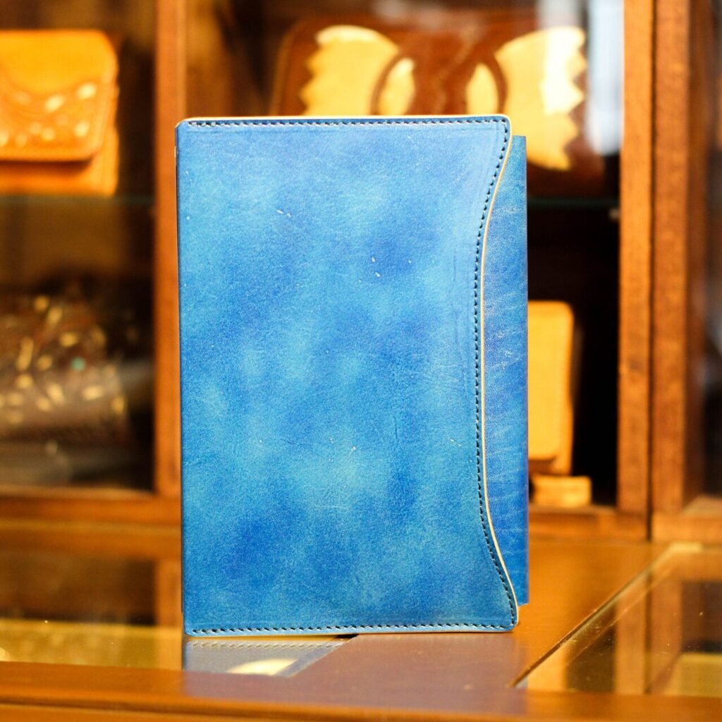 ブックカバー「OLIVE」アンティークブルーの店内撮影画像