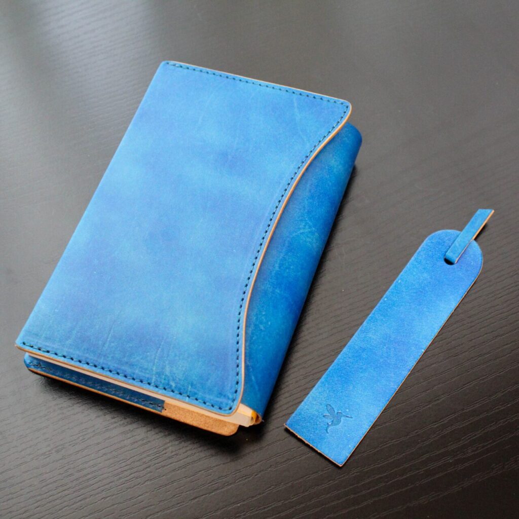 ブックカバー「OLIVE」アンティークブルー。同色の栞もセット。