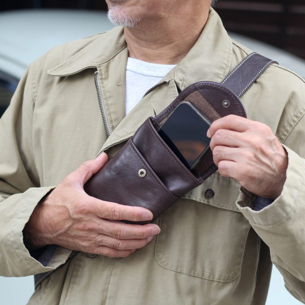 同じ革を使ったポーチもオプションで展開。スマホや小物収納に便利