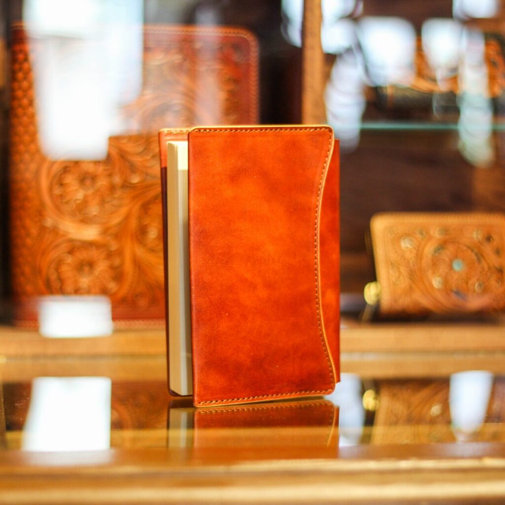 ブックカバー「OLIVE」アンティークライトブラウンの店内撮影画像