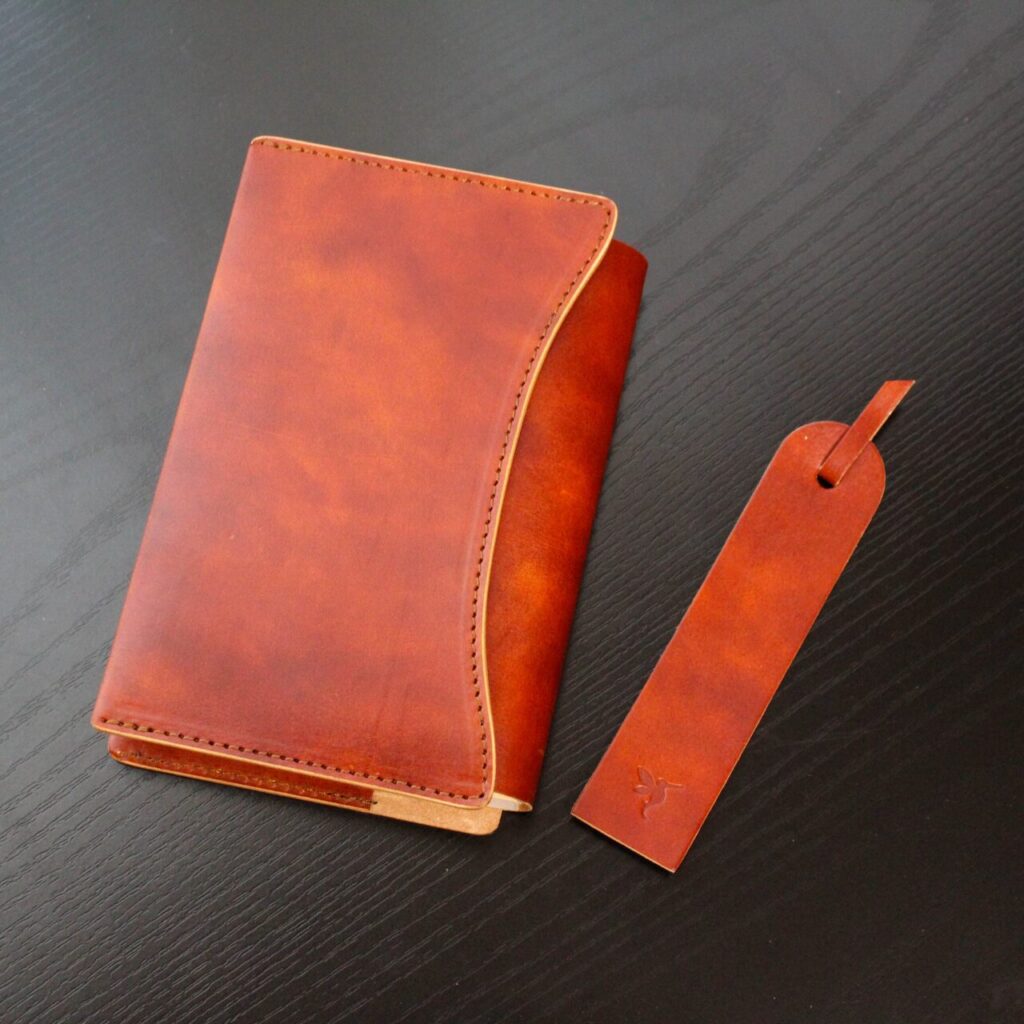 ブックカバー「OLIVE」アンティークライトブラウン。同色の栞もセット。