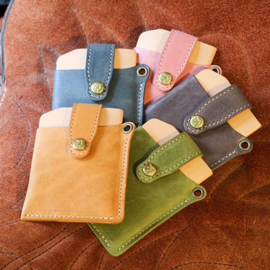 フラップパスケースは全5色展開