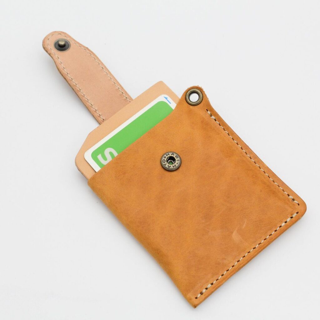 センターとフロントの2つのポケットはフラップで留めるから安心