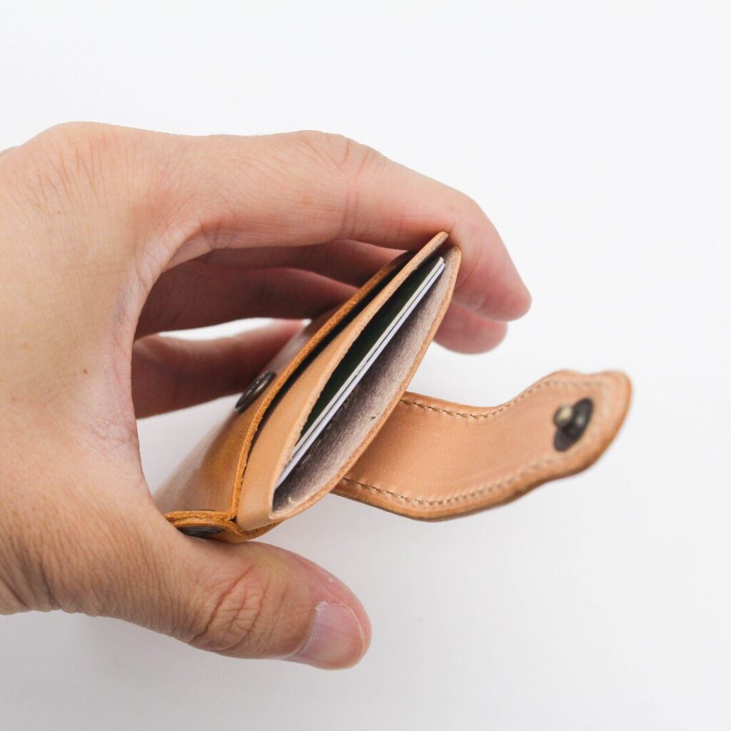 センターポケットは深めの設計だから個人情報の多いカードの収納におすすめ