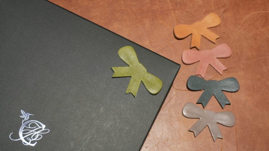 レザーチャームを付けたラッピングの様子。レザーチャームはアソートでお付けします。