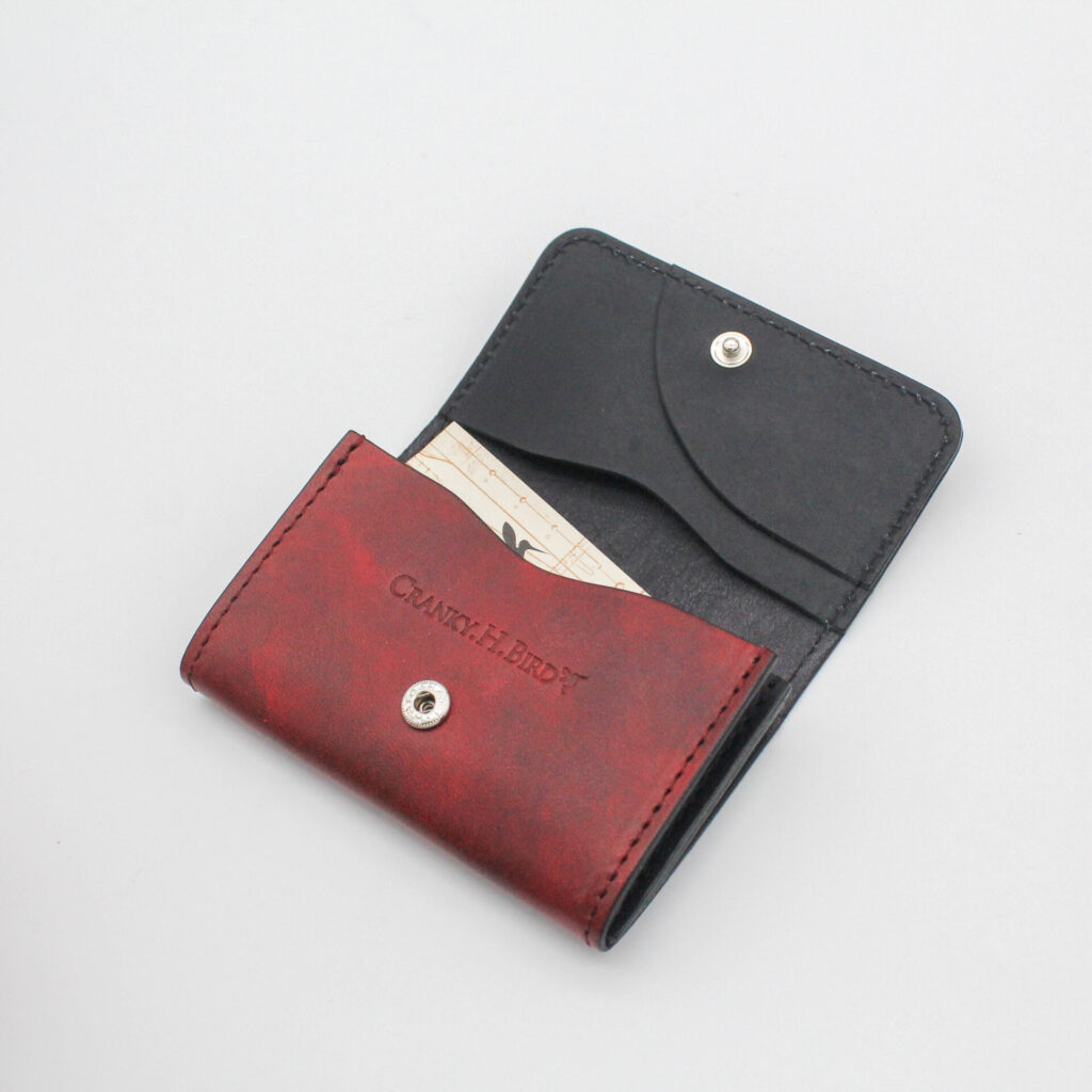 開いた時も手染めのカラーが見えるので中までオシャレな仕上がり。名刺は約80枚程度まで収納可能。