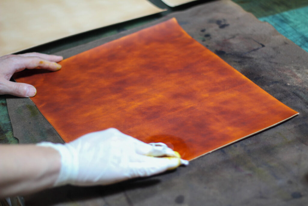 ライトブラウンの手染め風景