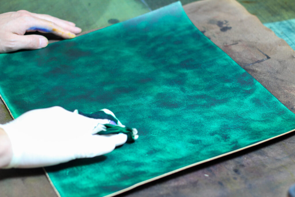 グリーンの手染め風景