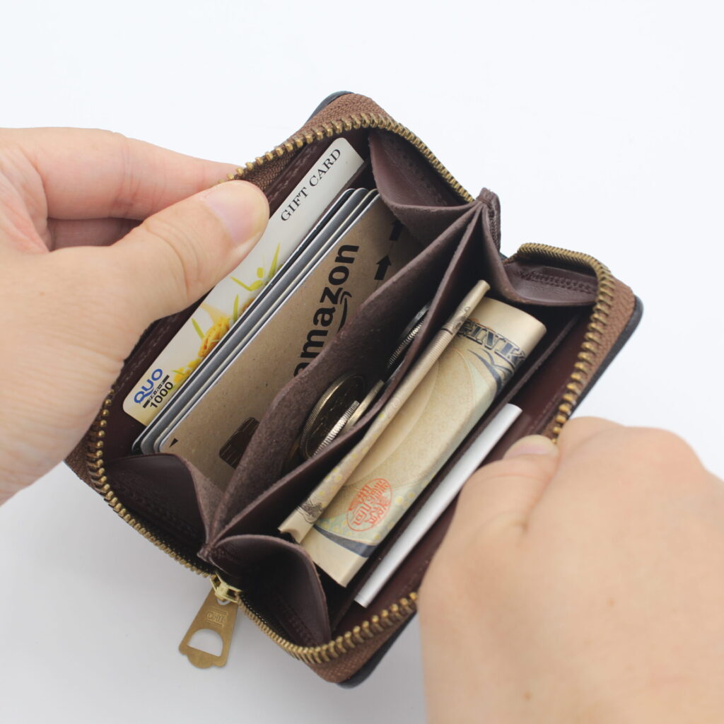 収納例。ミニ財布としてだけでなく、カードケース、アクセサリー入れなどさまざまな用途に使える便利なサイズ感と構造。