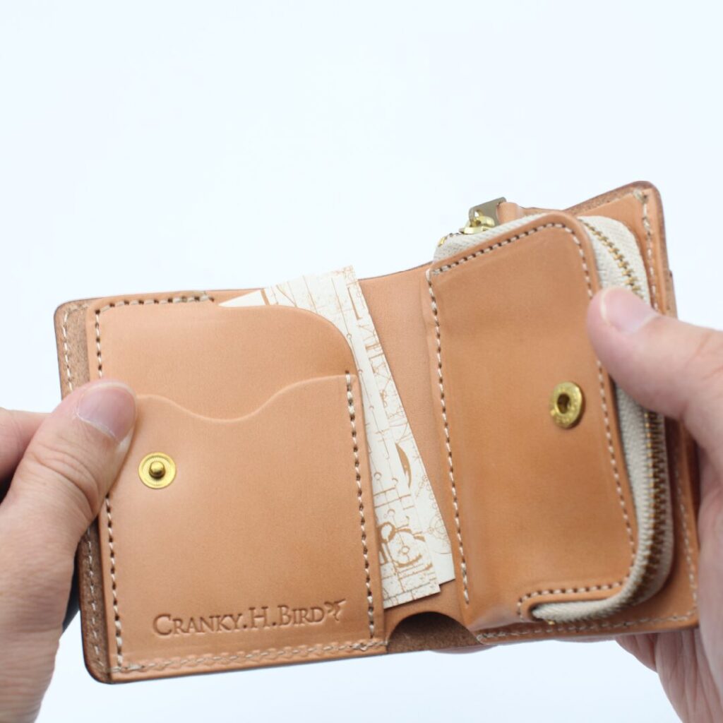 小銭入れ、カードポケット、お札入れがバランスよく配置