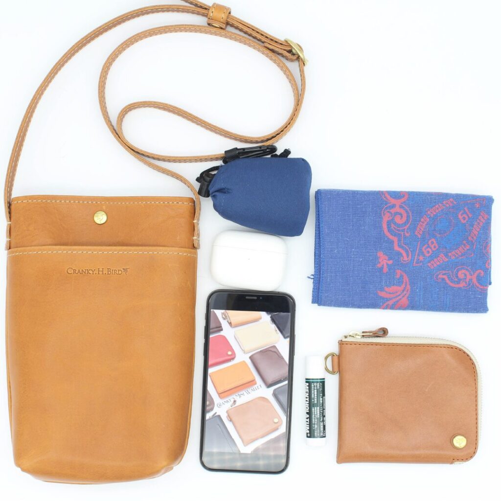 スマホ・ミニ財布に加えて、ハンカチやイヤホンなどの小物収納もできる便利なサイズ