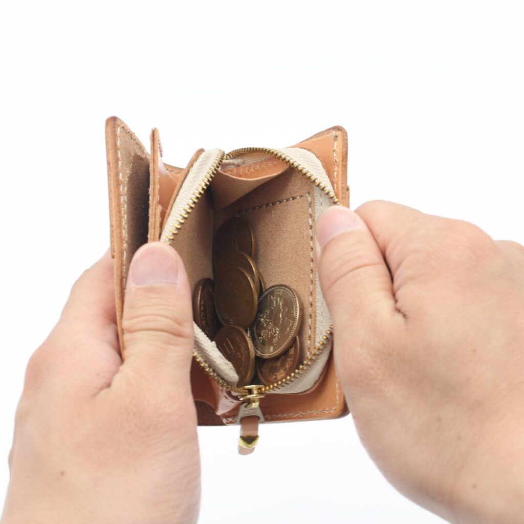 小銭入れはファスナー付きで外側に向いているので財布を開かなくても小銭の取り出しが可能