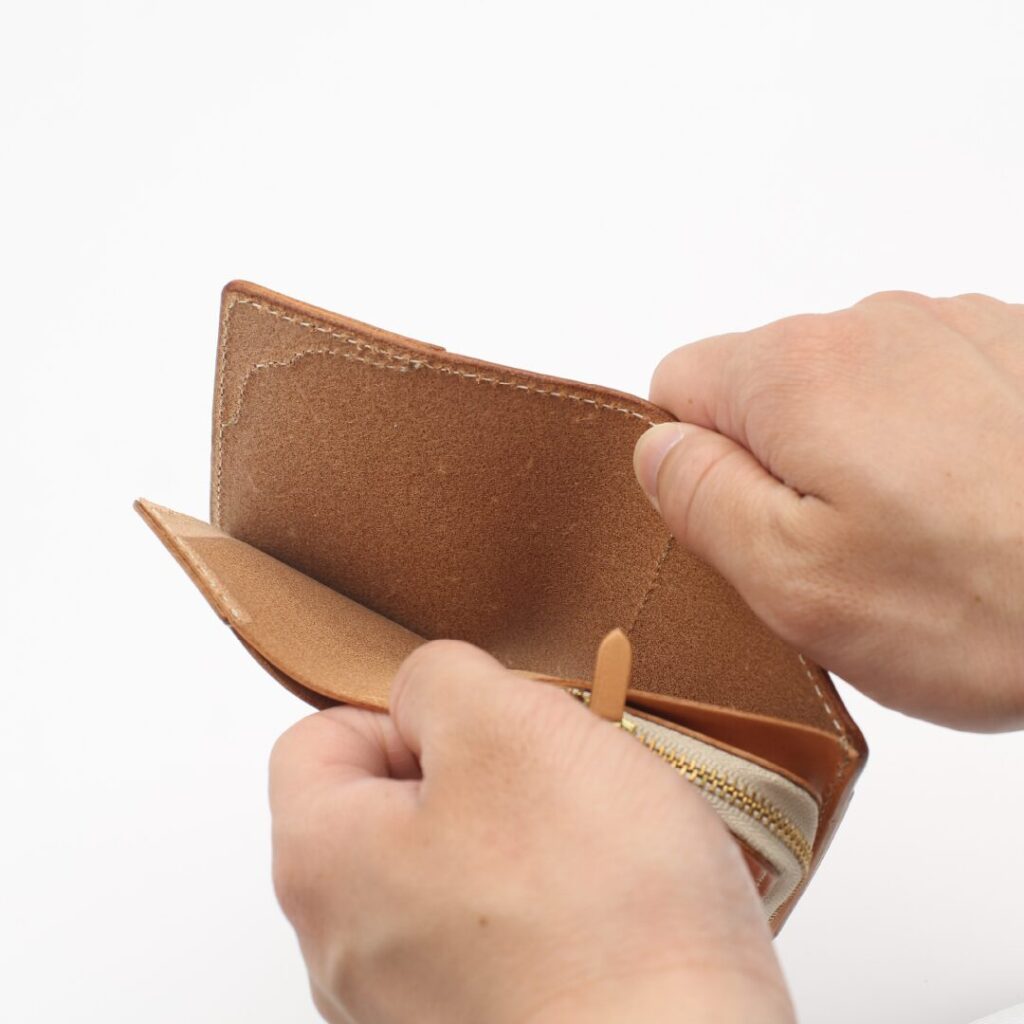 お札入れは片側がオープンなので出し入れがしやすい