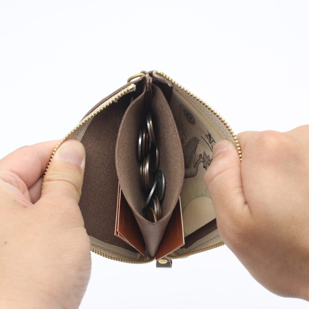 センターポケットは高めの設計で振っても小銭が落ちないように。左右はゆったり使えるフリースペース