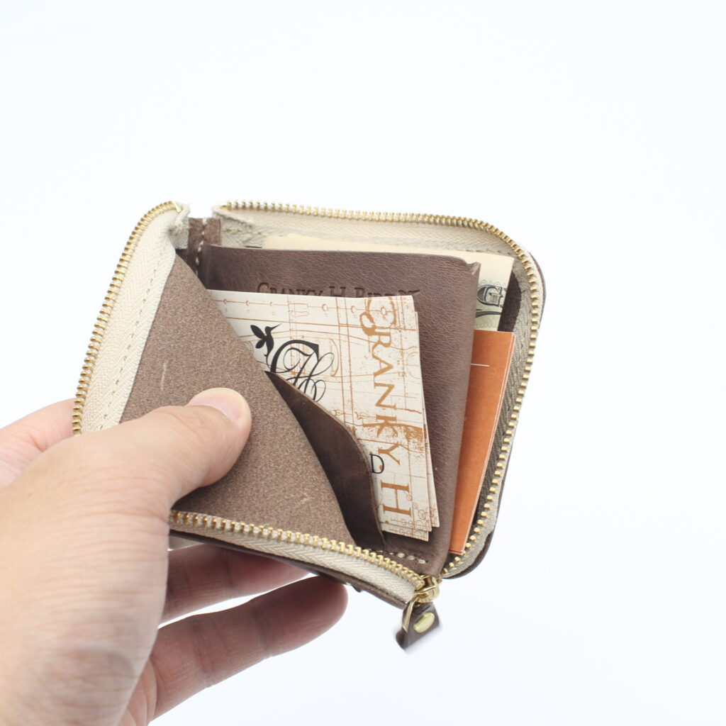 内側もモストロを使用した贅沢なオールレザー仕上げ