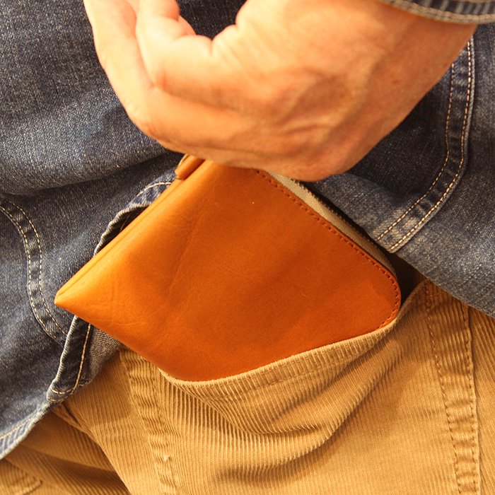 ミニ財布COOPERを尻ポケットに入れる様子