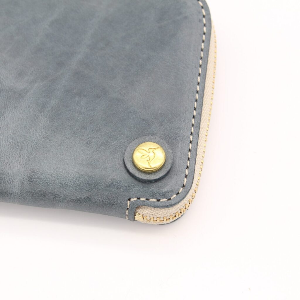 アクセントにブランドシンボルのハチドリボタンを使用