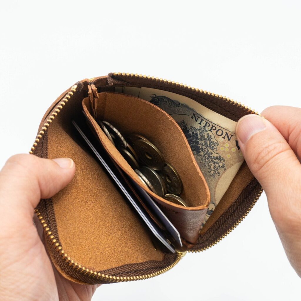 飛び出しにくい高めの設計の小銭ポケット