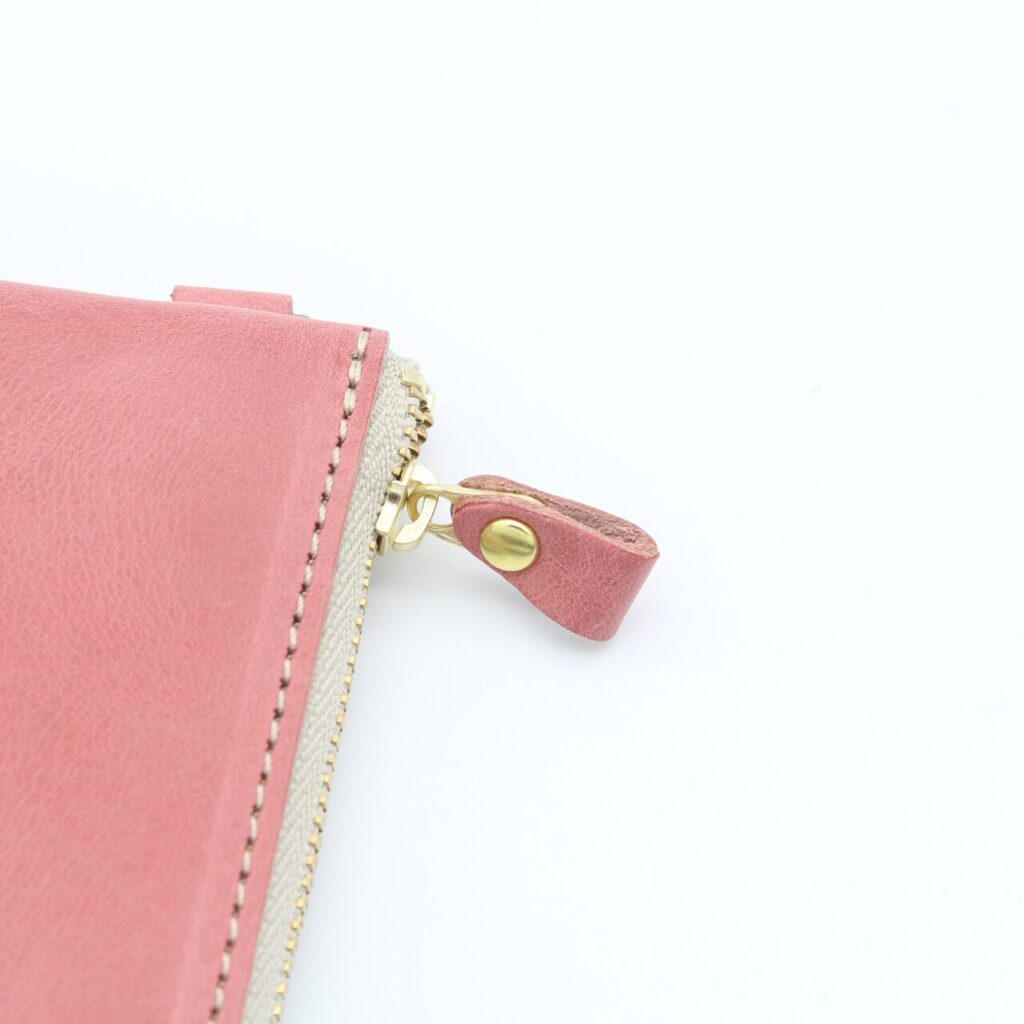 ファスナーの引き手も本革だから持ちやすく手触りも良い